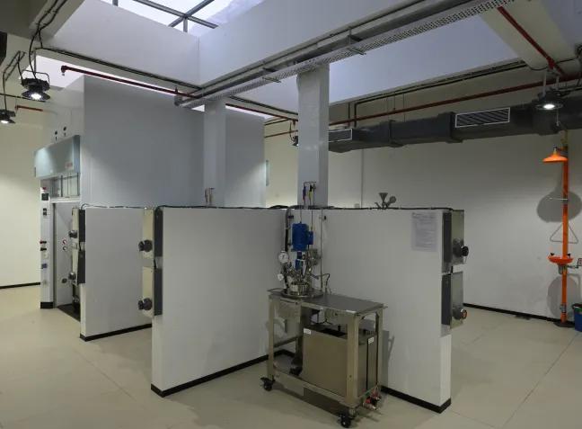 High pressure & fluorination lab